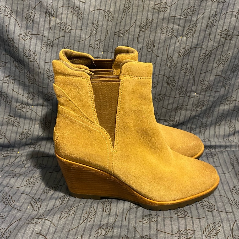 Sorel suede after hours wedge Chelsea boots 7
